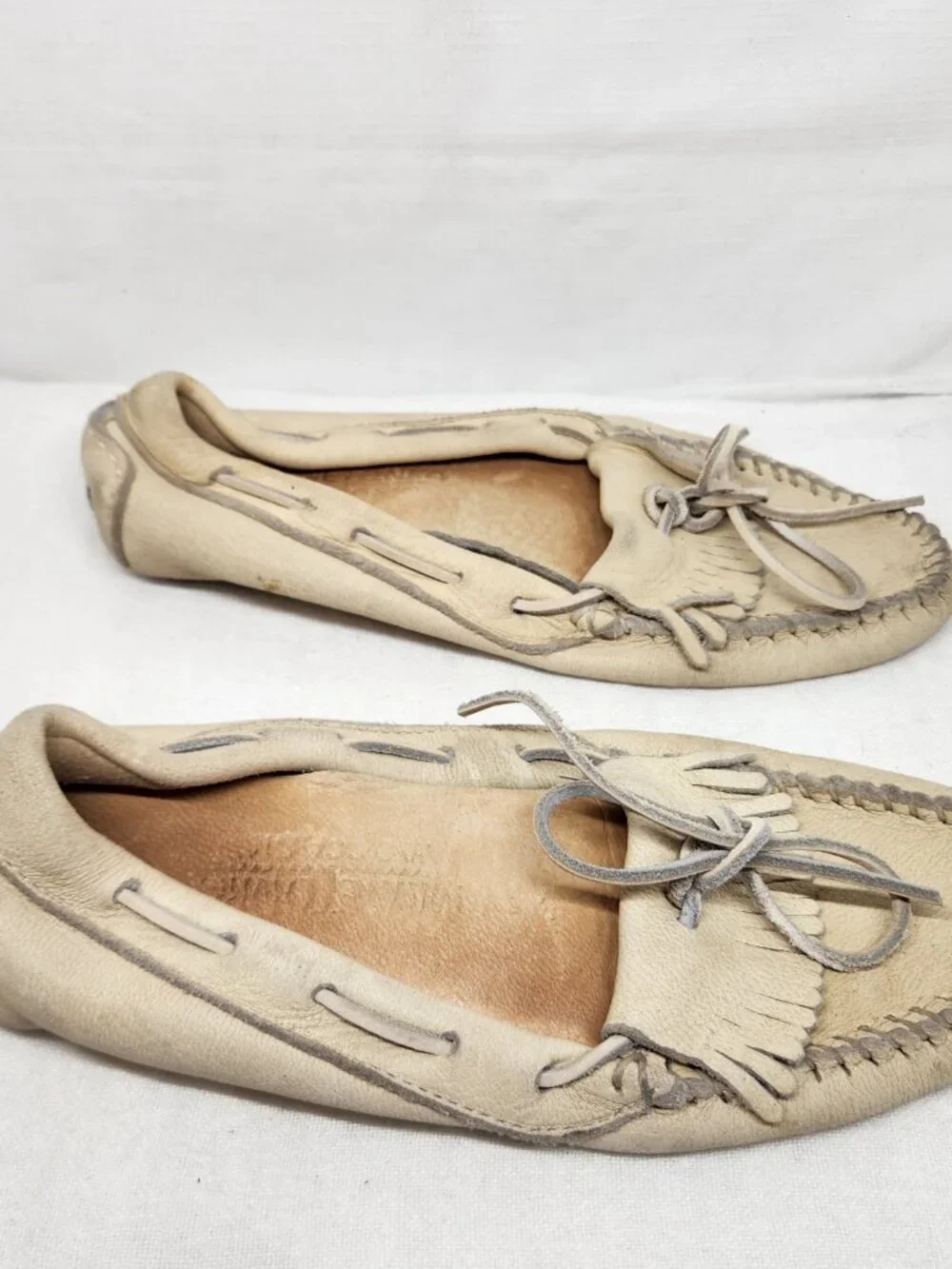 Vintage Minnetonka Moccasin Ivory Suede Leather Slippers Size 9 Grips Non-slip